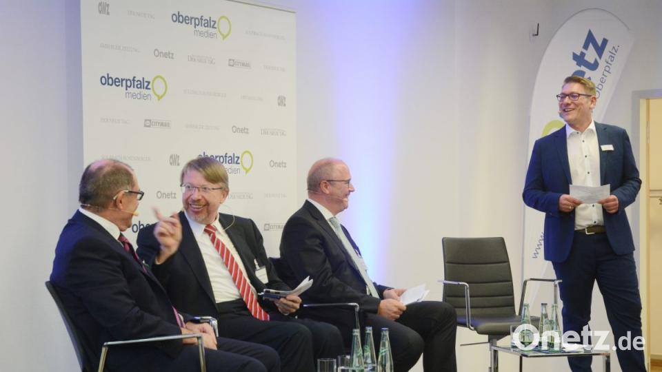 Die Männer auf der Bühne haben ihren Spaß beim Finanzforum. Bild: gsb