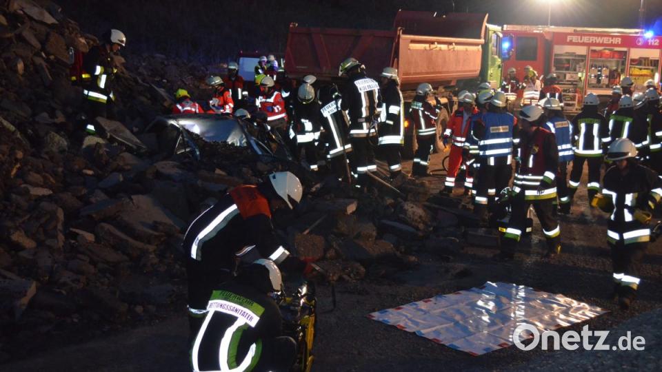 Schweres Gerät wird aufgebaut, um die eingeklemmten Personen aus dem Pkw zu befreien. Bild: mde