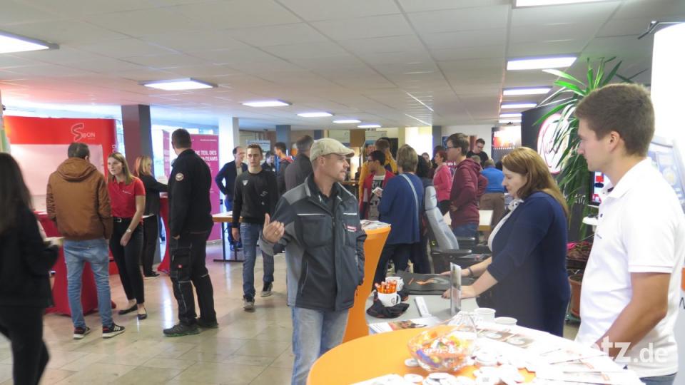 85 Aussteller bedeuten einen neuen Höchststand bei der Ausbildungsmesse in Kemnath. Rund 4000 Besucher aus der Region und angrenzenden Landkreisen lassen sich von ihnen über ihre Angebote informieren. Bild: jzk