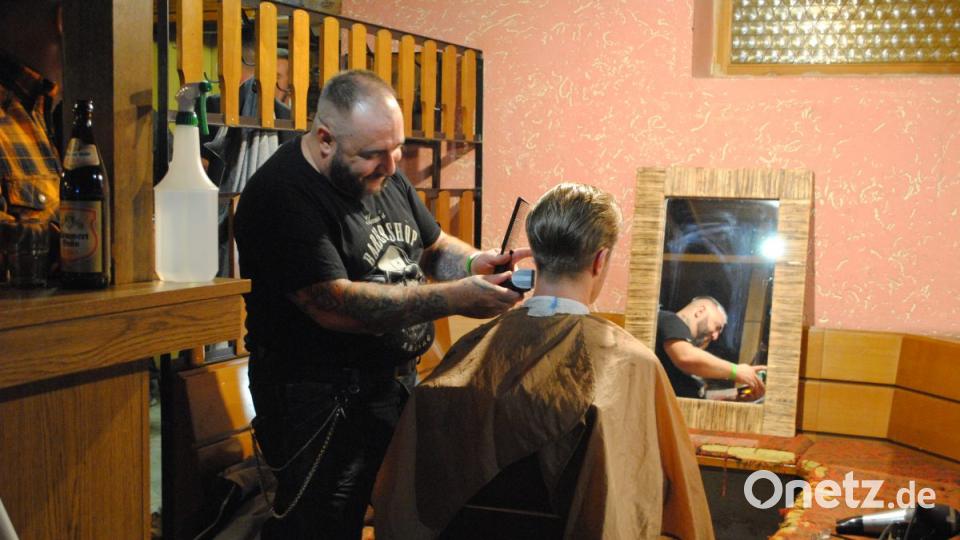 Irgendwie scheinen die 50-er Jahre die Schönsten gewesen zu sein. Tolle Autos, tolle Musik, wunderschöne Frauen in tollen Kleidern und Frisuren, stramme Männer, die super tanzen konnten. Back to the 50's! Bild: gag