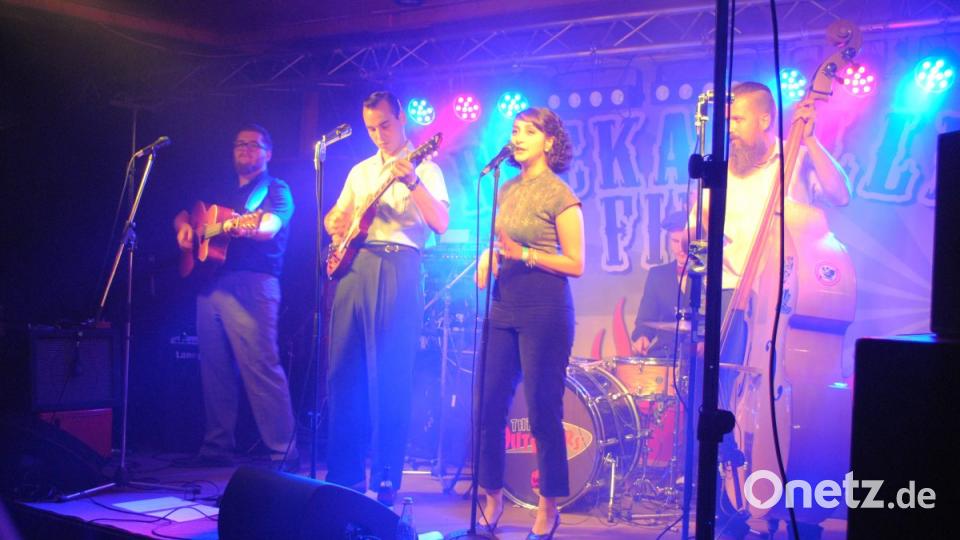 Irgendwie scheinen die 50-er Jahre die Schönsten gewesen zu sein. Tolle Autos, tolle Musik, wunderschöne Frauen in tollen Kleidern und Frisuren, stramme Männer, die super tanzen konnten. Back to the 50's! Bild: gag
