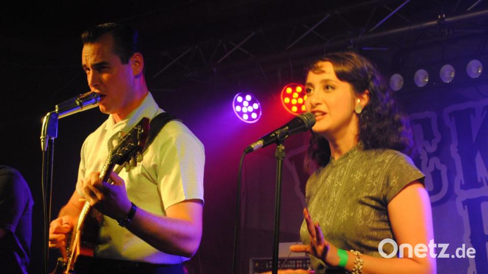 Irgendwie scheinen die 50-er Jahre die Schönsten gewesen zu sein. Tolle Autos, tolle Musik, wunderschöne Frauen in tollen Kleidern und Frisuren, stramme Männer, die super tanzen konnten. Back to the 50's! Bild: gag