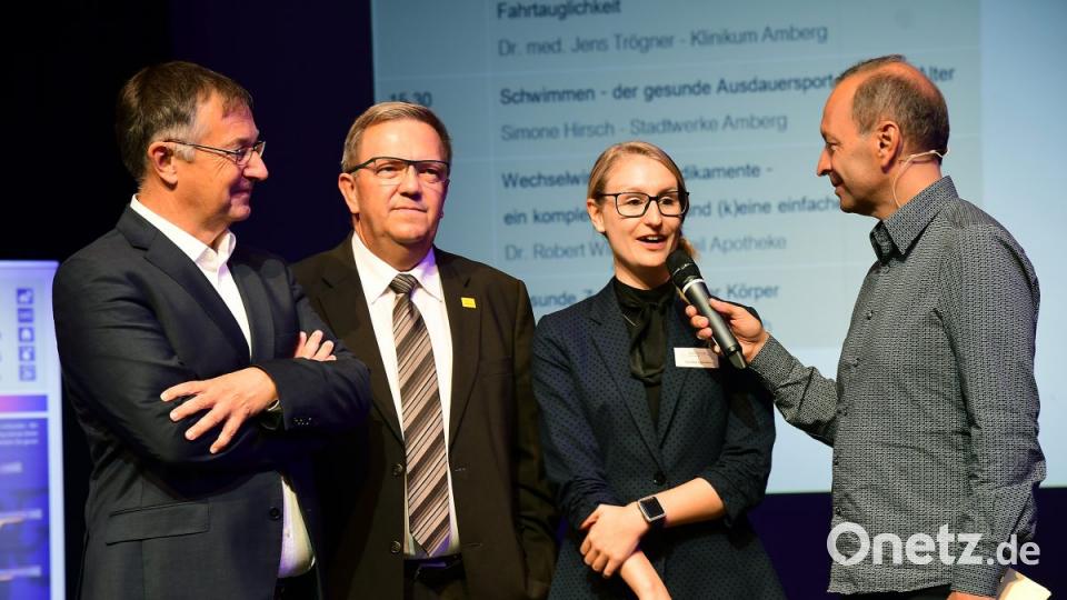 Die neue Organisatorin Sabrina Liermann mit drei Männern über 50 (von links): Seniorenreferent Harald Knerer-Brütting, Bürgermeister Martin Preuß und Moderator Thomas Bärthlein. Bild: Petra Hartl