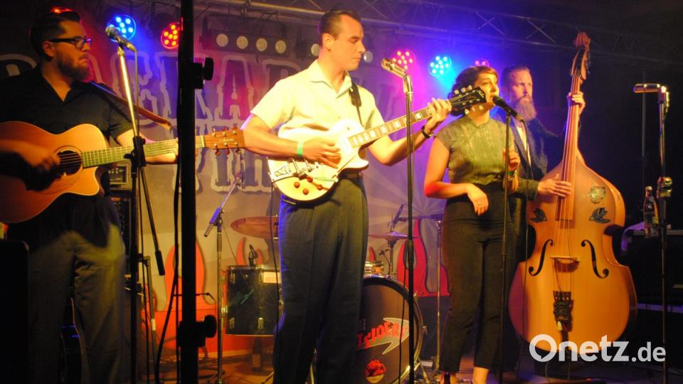 Irgendwie scheinen die 50-er Jahre die Schönsten gewesen zu sein. Tolle Autos, tolle Musik, wunderschöne Frauen in tollen Kleidern und Frisuren, stramme Männer, die super tanzen konnten. Back to the 50's! Bild: gag