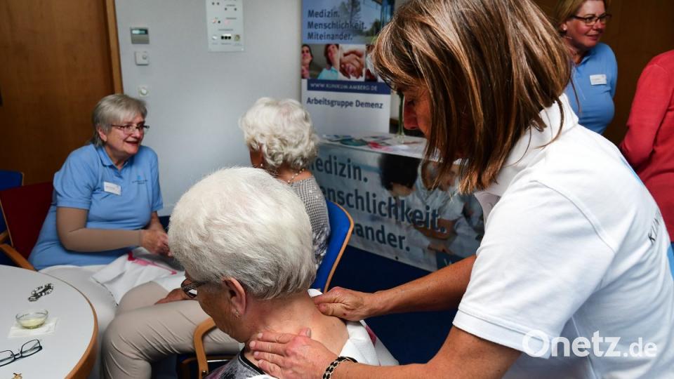 Nackenmassagen bietet das Klinikum St. Marien an. Bild: Petra Hartl