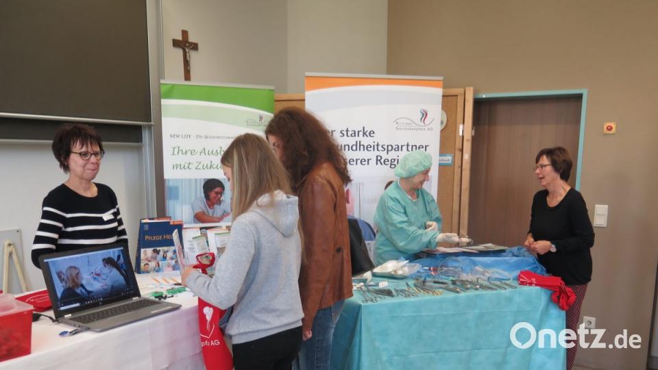 Beratung am Infostand der Kliniken Nordoberpfalz. Bild: jzk