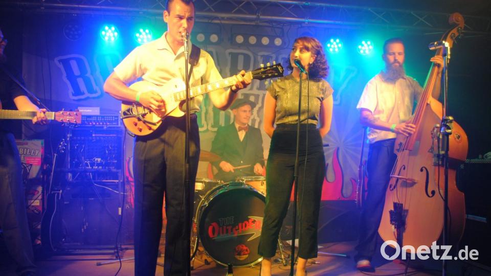 Irgendwie scheinen die 50-er Jahre die Schönsten gewesen zu sein. Tolle Autos, tolle Musik, wunderschöne Frauen in tollen Kleidern und Frisuren, stramme Männer, die super tanzen konnten. Back to the 50's! Bild: gag