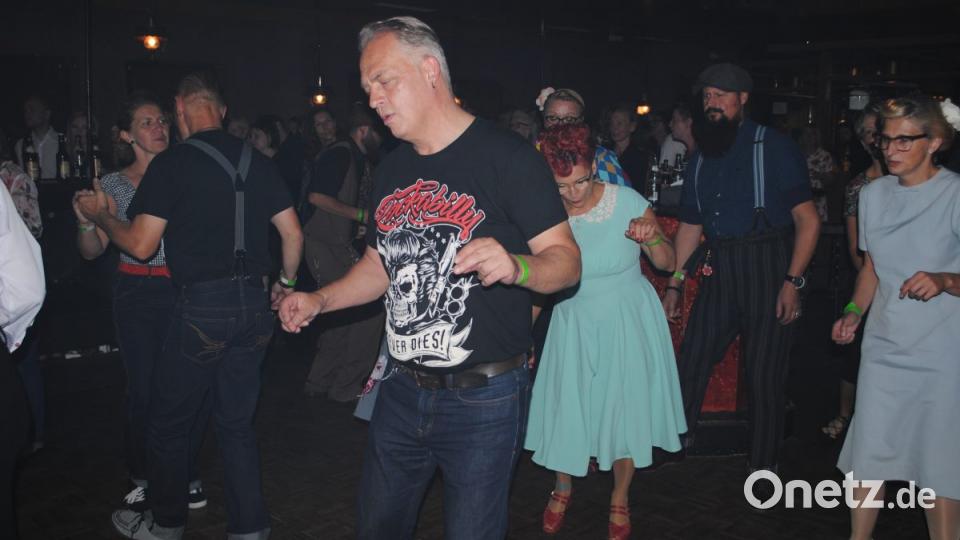 Irgendwie scheinen die 50-er Jahre die Schönsten gewesen zu sein. Tolle Autos, tolle Musik, wunderschöne Frauen in tollen Kleidern und Frisuren, stramme Männer, die super tanzen konnten. Back to the 50's! Bild: gag