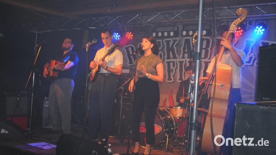 Irgendwie scheinen die 50-er Jahre die Schönsten gewesen zu sein. Tolle Autos, tolle Musik, wunderschöne Frauen in tollen Kleidern und Frisuren, stramme Männer, die super tanzen konnten. Back to the 50's! Bild: gag