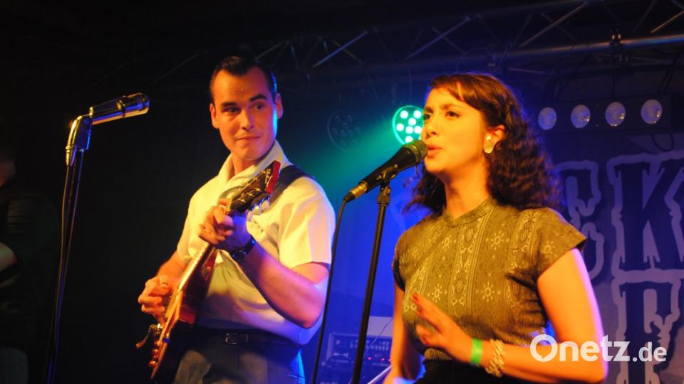 Irgendwie scheinen die 50-er Jahre die Schönsten gewesen zu sein. Tolle Autos, tolle Musik, wunderschöne Frauen in tollen Kleidern und Frisuren, stramme Männer, die super tanzen konnten. Back to the 50's! Bild: gag