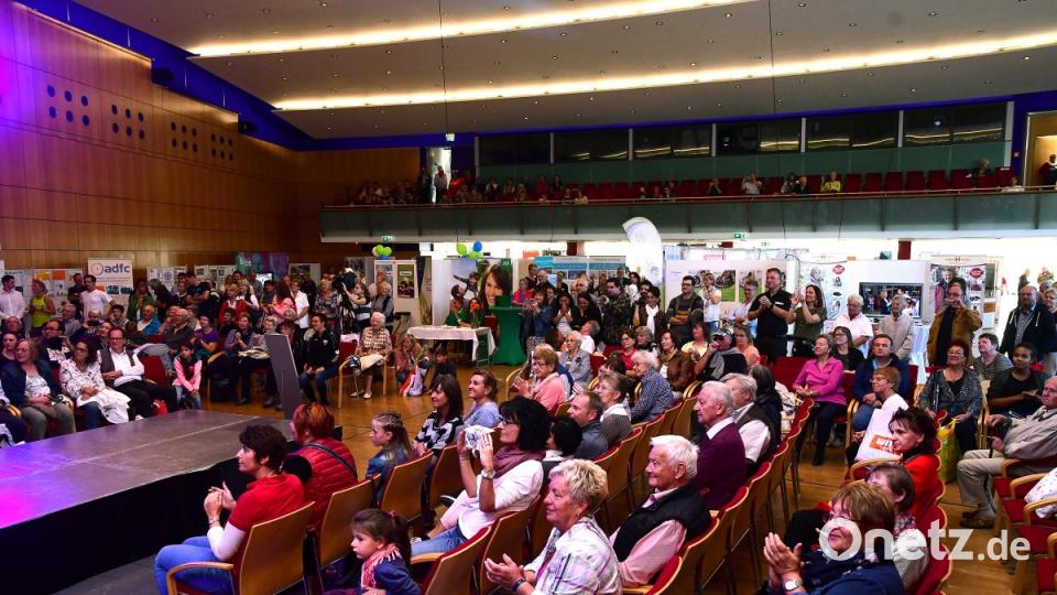 Das Publikum beklatscht die Darbietungen auf der Bühne. Bild: Petra Hartl