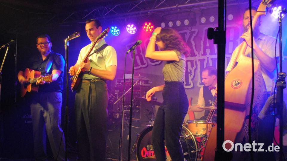 Irgendwie scheinen die 50-er Jahre die Schönsten gewesen zu sein. Tolle Autos, tolle Musik, wunderschöne Frauen in tollen Kleidern und Frisuren, stramme Männer, die super tanzen konnten. Back to the 50's! Bild: gag