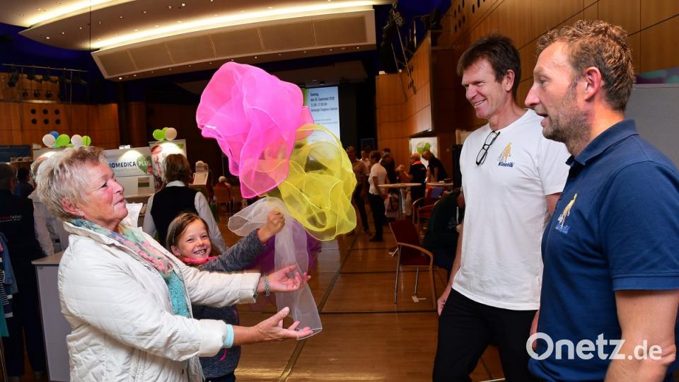 "Life Kinetik" ist das Stichwort für Gehirnjogging mit Bewegung - und Spaß macht es auch noch. Bild: Petra Hartl