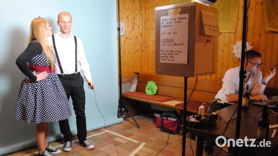 Irgendwie scheinen die 50-er Jahre die Schönsten gewesen zu sein. Tolle Autos, tolle Musik, wunderschöne Frauen in tollen Kleidern und Frisuren, stramme Männer, die super tanzen konnten. Back to the 50's! Bild: gag