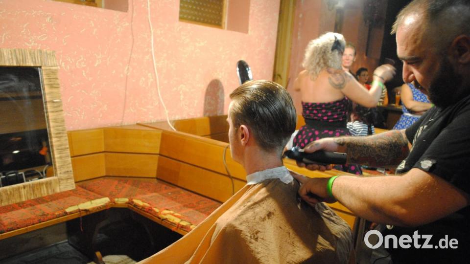 Irgendwie scheinen die 50-er Jahre die Schönsten gewesen zu sein. Tolle Autos, tolle Musik, wunderschöne Frauen in tollen Kleidern und Frisuren, stramme Männer, die super tanzen konnten. Back to the 50's! Bild: gag
