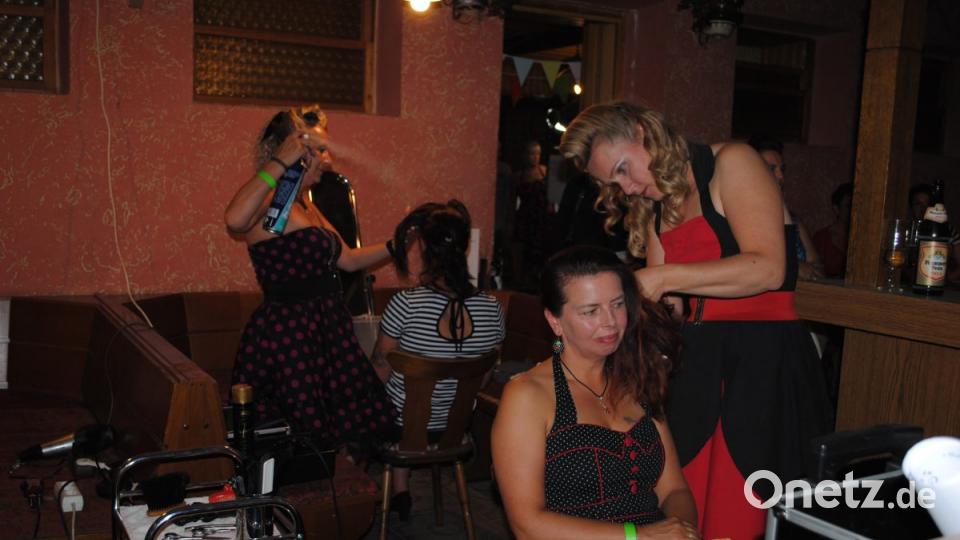 Irgendwie scheinen die 50-er Jahre die Schönsten gewesen zu sein. Tolle Autos, tolle Musik, wunderschöne Frauen in tollen Kleidern und Frisuren, stramme Männer, die super tanzen konnten. Back to the 50's! Bild: gag