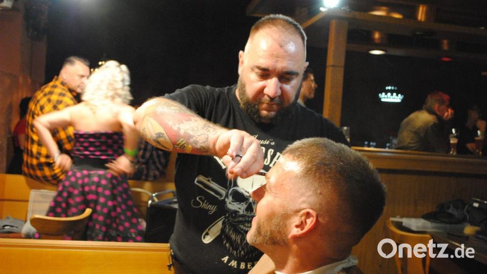 Irgendwie scheinen die 50-er Jahre die Schönsten gewesen zu sein. Tolle Autos, tolle Musik, wunderschöne Frauen in tollen Kleidern und Frisuren, stramme Männer, die super tanzen konnten. Back to the 50's! Bild: gag
