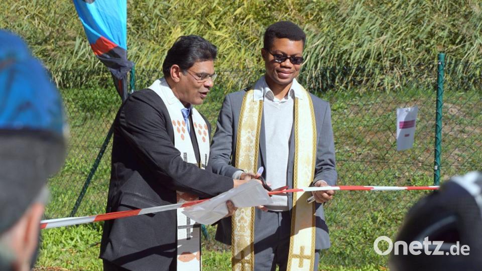 Pfarrvikar Joseph Meenpuzhackal aus Kemnath (links mit Pfarrvokar Justin Kishimbe) durchschneidet das Startband und macht den Weg für ein ungewöhnliches Fahrradereignis frei. Bild: bkr