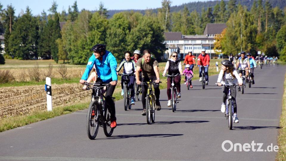 Hervorragendes Wetter macht „Biken für Kerala“ zu einem richtigen Familienausflug. Im Hindergrund die Familienferienstätte. Bild: bkr