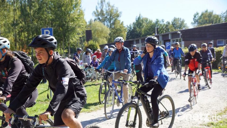 Insgesamt 353 Radler begeben sich am Sonntagnachmittag auf den fünf Kilometer langen Rundkurs und demonstrieren so ihre Solidarität mit den Flutopfern in Kerala. Bild: bkr
