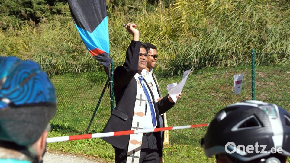 Pfarrvikar Joseph Meenpuzhackal aus Kemnath (links) und Pfarrvikar Justin Kamwanya Kishimbe (rechts) segnen die Radler. Ihr Wunsch nach einer unfallfreien Fahrt geht in Erfüllung. Bild: bkr