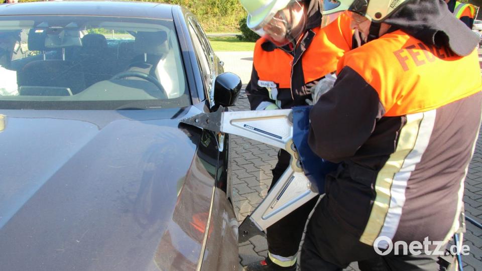 Arbeiten am BMW 740 Bild: jma
