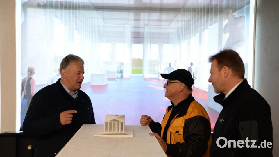 Landrat Richard Reisinger und Bürgermeister Alwin Märkl informieren sich über den Stand der Dinge bezüglich des Baus bei Wilhelm Koch. Bild: brü