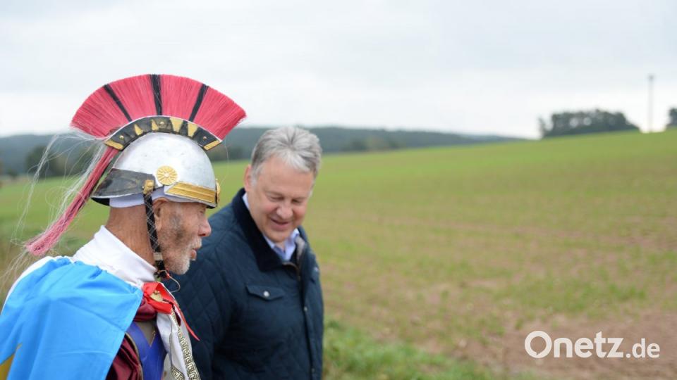 Der 80-jährige Kakogeorgiou Aristoteles im Gespräch mit Richard Reisinger. Bild: brü