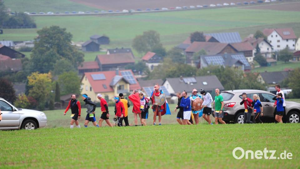 Auf dem Weg zum Start am Ortsrand von Etsdorf. Bild: brü