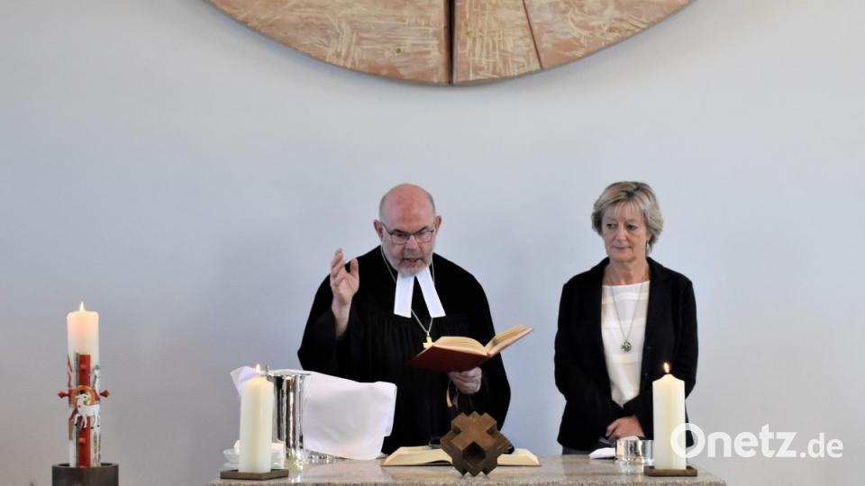 Nach einjähriger Generalsanierung wird die evangelische Michaelskirche feierlich wieder eingeweiht. Regionalbischof Dr. Hans-Martin Weiss bereitet das Abendmahl vor. Bild: rgr