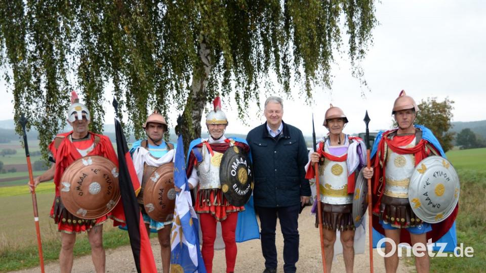 Landrat Richard Reisinger begrüßt die Läufer aus Griechenland. Bild: brü