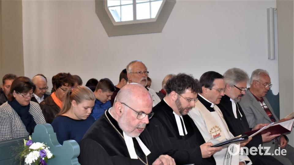 Nach einjähriger Generalsanierung wird die evangelische Michaelskirche feierlich wieder eingeweiht. Viele feiern mit, unter anderem (vorne, von links) Regionalbischof Dr. Hans-Martin Weiss, Pfarrer Dr. André Fischer, Pfarrer Bernhard Müller und Pfarrer Dirk Grafe. Bild: rgr