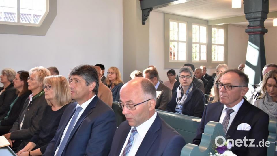 Nach einjähriger Generalsanierung wird die evangelische Michaelskirche feierlich wieder eingeweiht. Auch die Politik ist vertreten: stellvertretender Landrat Albert Nickl (vorne rechts) und Grafenwöhrs Bürgermeister Edgar Knobloch (links daneben). Bild: rgr