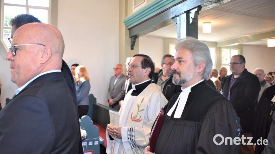 Nach einjähriger Generalsanierung wird die evangelische Michaelskirche feierlich wieder eingeweiht. Mit dabei sind auch die Pfarrer Dirk Grafe (zweite Reihe rechts) und Bernhard Müller (links daneben). Bild: rgr