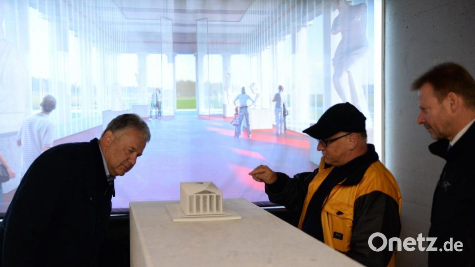 Landrat Richard Reisinger und Bürgermeister Alwin Märkl informierten sich über den Stand der Dinge bezüglich des Baus bei Wilhelm Koch. Bild: brü