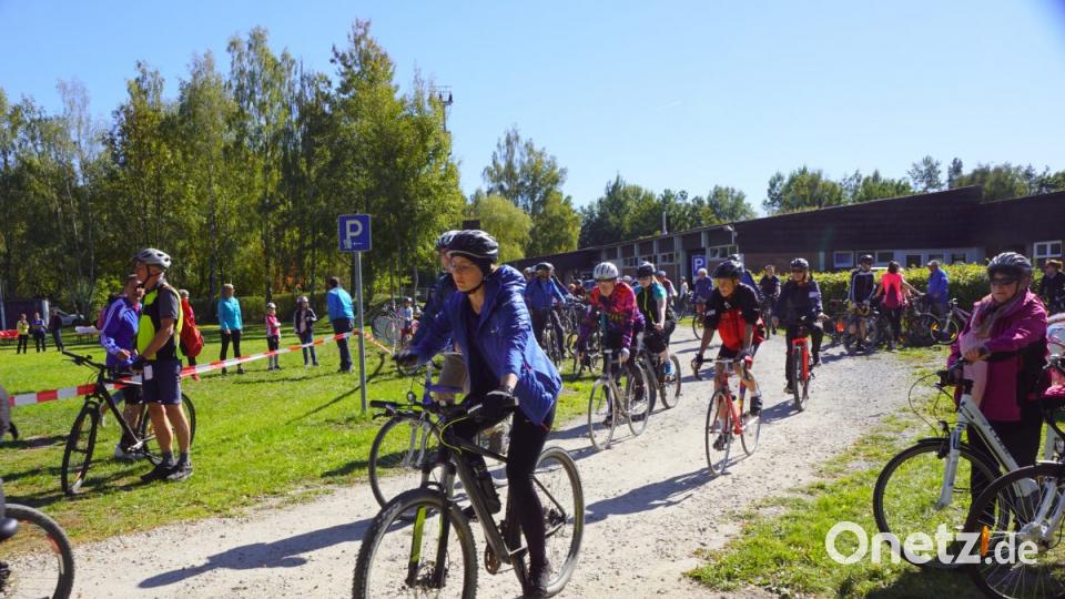 Die Radsportgruppe wird buchstäblich von den Teilnehmern überrollt. Keiner ahnt, dass „Biken für Kerala“ eine derartige Resonanz hervorruft. Bild: bkr