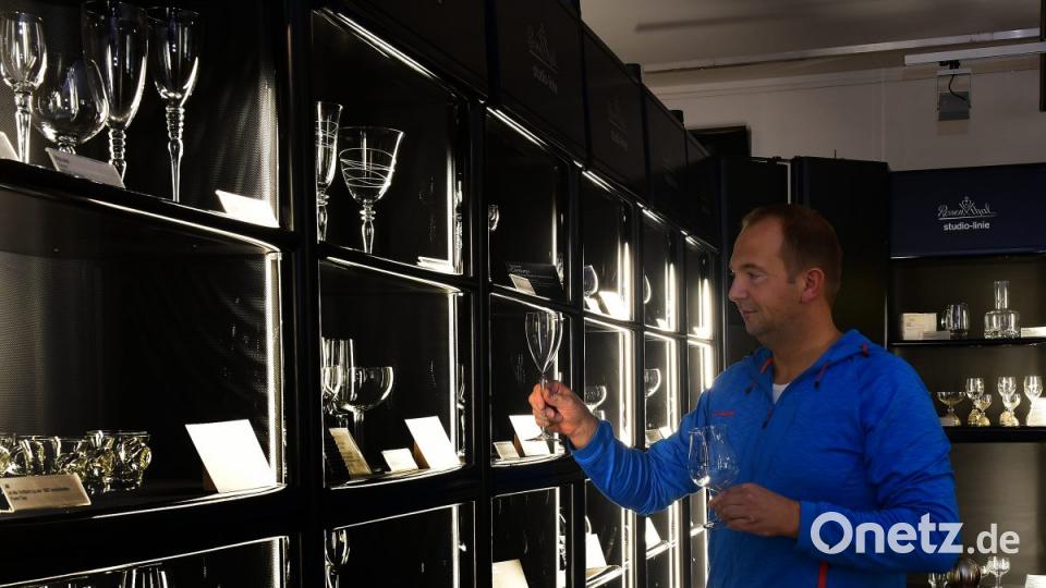 Museums-Mitarbeiter Alexander Schossig beim Einräumen der &quot;Studio-Line&quot;-Gläser. Bild: Petra Hartl