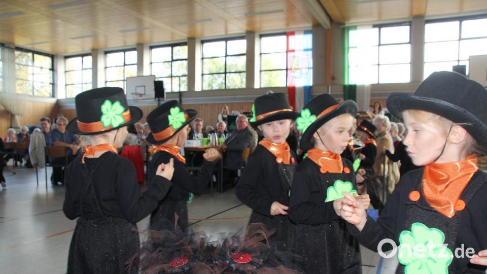 Die kleinen „Schornsteinfeger aus Eger“ tanzten sich als „Glücksbringer“ in die Herzen der Senioren- Bild: frd