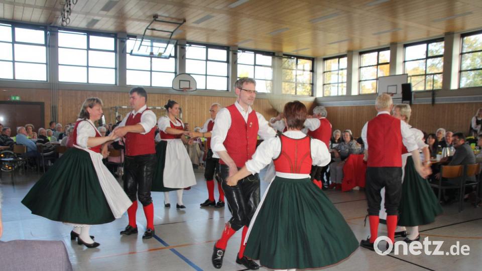 Auch die Volkstänze der Volkstanzgruppe Schönsee kamen bei den Senioren gut an. Bild: frd
