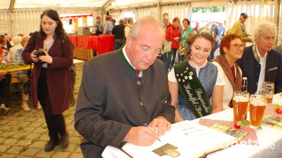 Bezirkstagspräsident Franz Löffler schrieb sich in das Goldene Buch der Marktgemeinde ein. Bild: enz