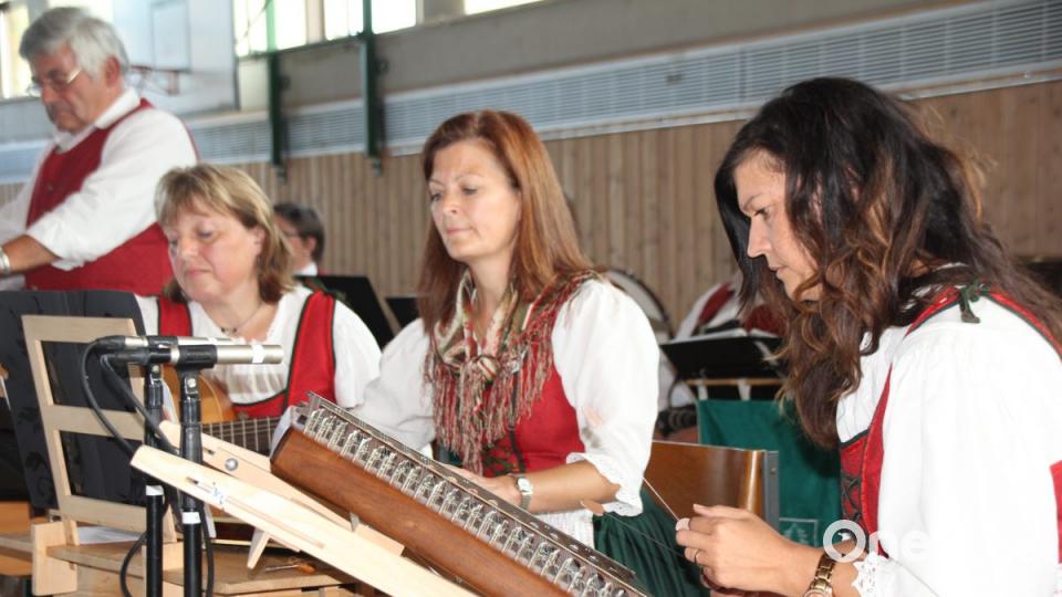 Die Schönseer Stubenmusik mit den „Schönseer Moila“ sang sich in die Herzen der Senioren. Bild: frd