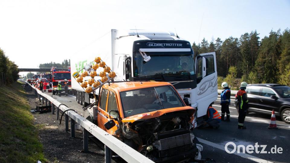 LKW kracht in Baustellenfahrzeug Bild: rw