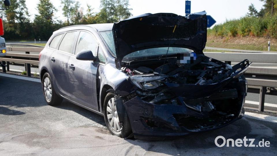 LKW kracht in Baustellenfahrzeug Bild: rw