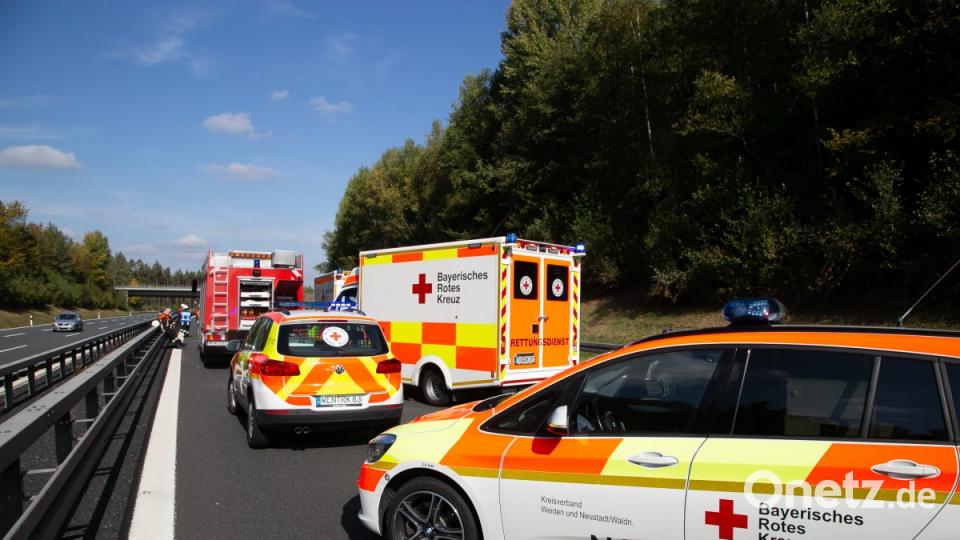 LKW kracht in Baustellenfahrzeug Bild: rw