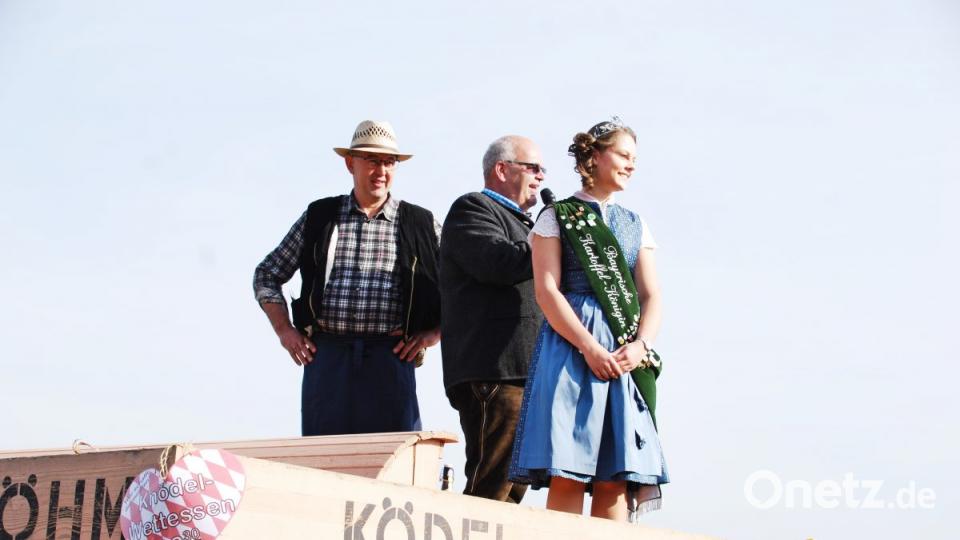 Die bayerische Kartoffelkönigin Ramona I., Bürgermeister Klaus Meyer und der Vorsitzende des Fremdenverkehrsvereins Alfons Schnurrer (von rechts) bei der Eröffnung des 16. Kartoffelfestes. Bild: enz