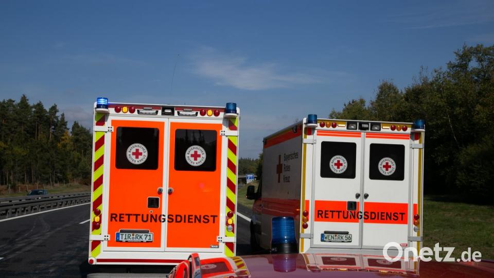 LKW kracht in Baustellenfahrzeug Bild: rw