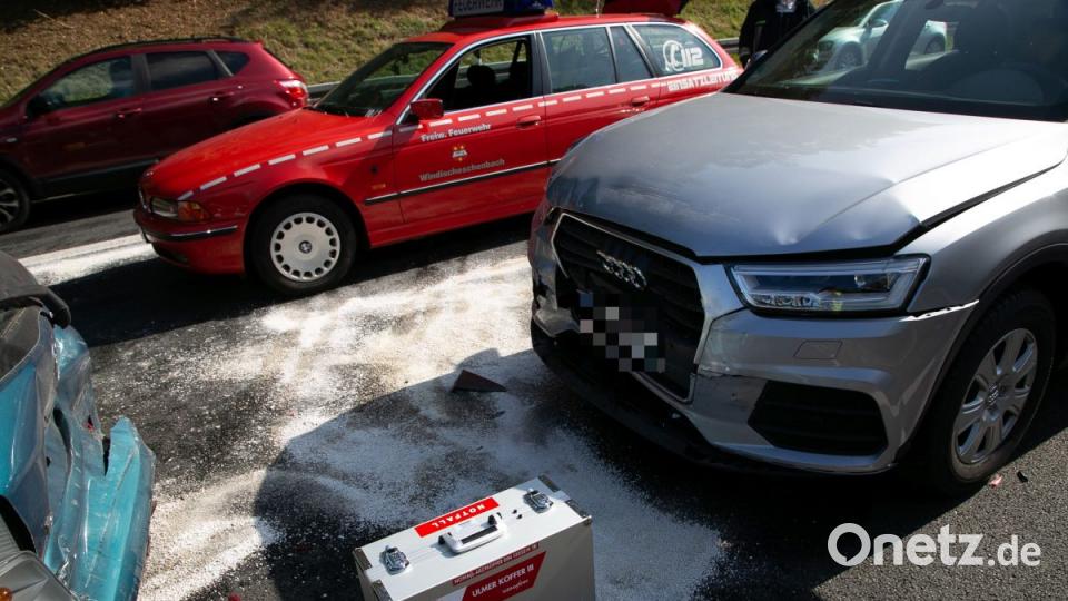 LKW kracht in Baustellenfahrzeug Bild: rw