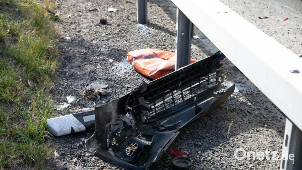 LKW kracht in Baustellenfahrzeug Bild: rw