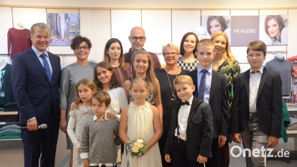 Die Models mit Dagmar Müller (Zweite von rechts) und Moderator Jürgen Meyer (links). Bild: Kunz