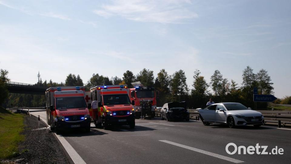 LKW kracht in Baustellenfahrzeug Bild: rw